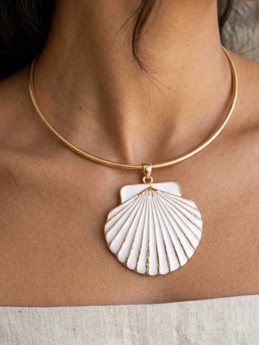 NWT ⚜️🐚⚜️ PIPER K Gold Tone Collar Necklace with Conch Shell Pendant - Picture 3 of 9
